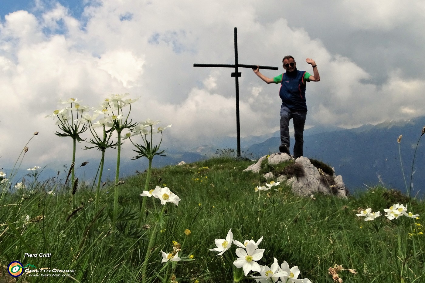 06 Alla croce di vetta della Corna Grande (2089 m) con anemoni narcissini.JPG